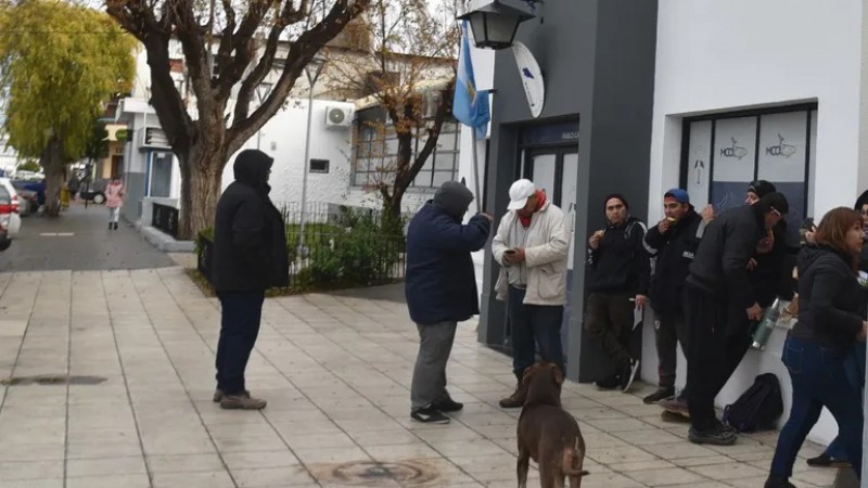 Un grupo de desocupados frente al Municipio de Caleta Olivia. Foto: El Patagnico.