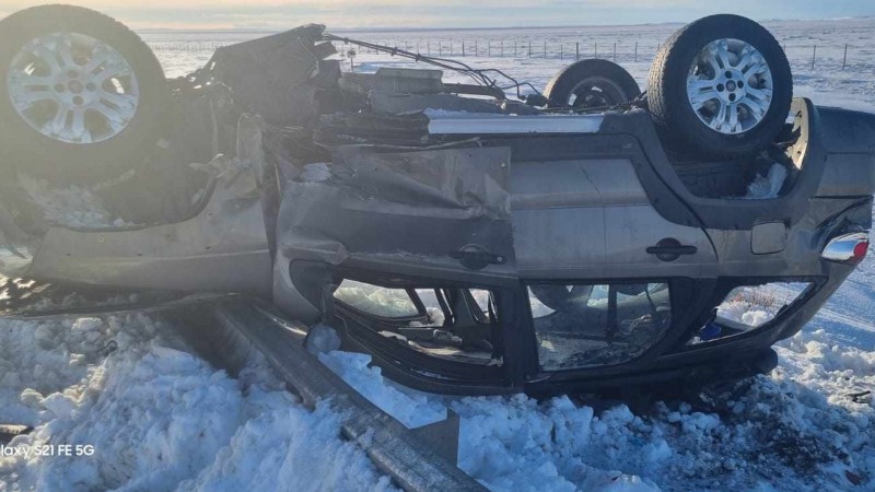 El Fiat Palio Adventura volcado a la vera de la ruta. 