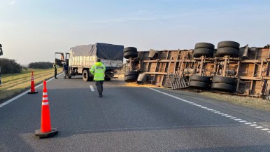 Video: manejaba borracho un camión, volcó y estaba armado 