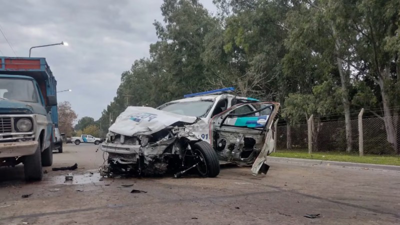 Video: una moto que era perseguida por la polica, choc con un auto y murieron dos personas