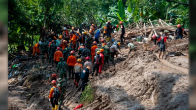 Cuatro muertos en un deslizamiento de tierra en Indonesia