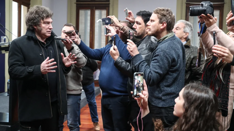 El presidente Javier Milei, durante una improvisada rueda de prensa en la Casa de Gobierno. Foto: NA.