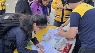 Juntaron firmas contra las privatizaciones. El miércoles se trata la Ley Bases 