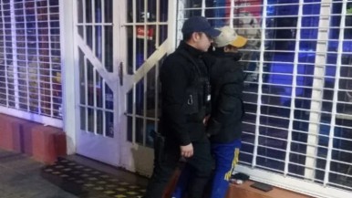 Le entraron a robar a la casa con armas de fuego a una pareja y el hombre se tiró por el balcón para llamar a la policía: terminó en el hospital