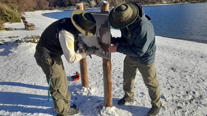 El momento en que Parques Nacionales le restituye su nombre original al Lago Roca. Foto: NA