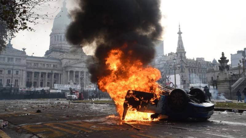 Ley Bases: al menos 20 detenidos por los incidentes fuera del Congreso