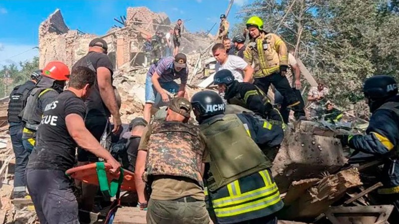 Fuerzas rusas atacaron la ciudad natal de Zelenski y dejaron nueve muertos y 29 heridos