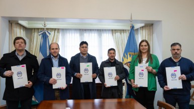 El Gobierno de Santa Cruz firmó convenios por obras en Perito Moreno, Koluel Kayke y Tres Lagos