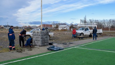 Río Gallegos: municipio realiza mantenimiento en las plazas y espacios deportivos 