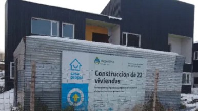 Santa Cruz: por miedo que usurpen, vecinos custodian viviendas de una obra 