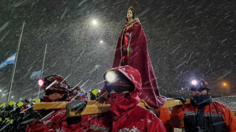 Hubo vigilia y hay acto en medio de la nieve