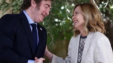 Milei en Italia: risas con Meloni, el abrazo con el Papa y las charlas informales en la recepción del G7