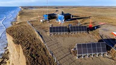 Chile reclama a Argentina por la instalación de paneles solares en la Patagonia: aseguran que la construcción invade su territorio en Hito 1 