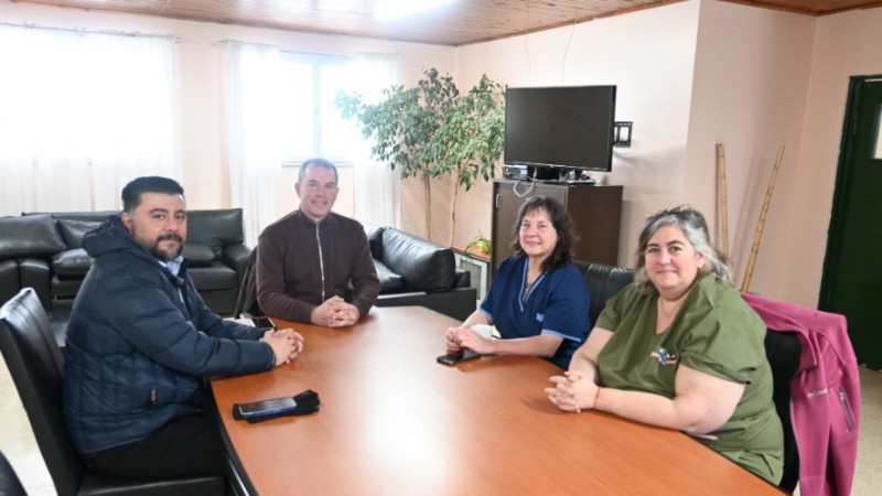 Comitiva del Gobierno Provincial, integrada por el jefe de Gabinete, Daniel lvarez, y el ministro de Salud y Ambiente, Ariel Varela,  en  Ro Turbio y 28 de Noviembre.