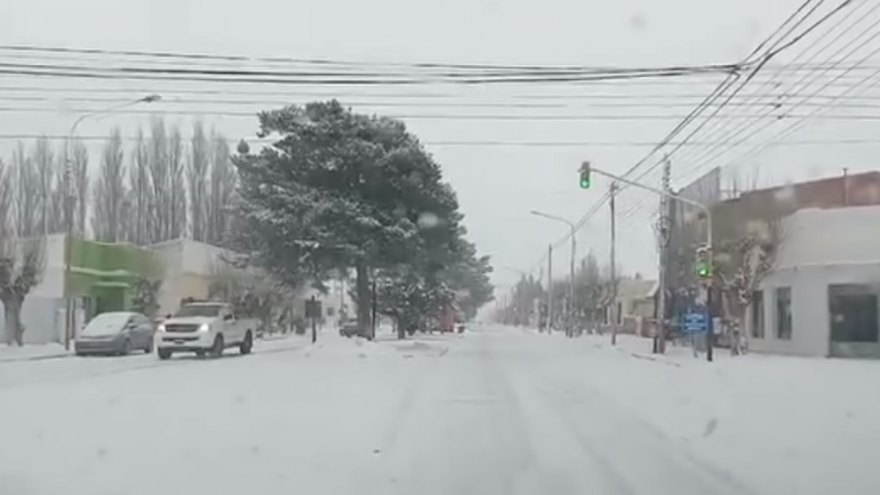 Gobernador Gregores se suspenden las clases por el tempral de nieve. 