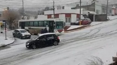 Vídeos: chocó a dos vehículos en 30 metros por la nieve y la increíble maniobra de un conductor que esquivó dos autos en una esquina