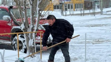 Integrantes de Petroleros colaboraron despejando la nieve 