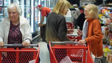 El consumo sigue en recesión: las ventas en supermercados y autoservicios cayeron un 10% interanual en mayo