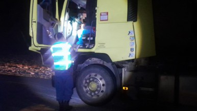 Patagonia: un camionero manejaba borracho y en zigzag por la ruta 40 y casi embiste a un móvil policial  