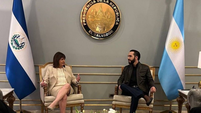 Izq a der: Patricia Bullrich y Nayib Bukele. 