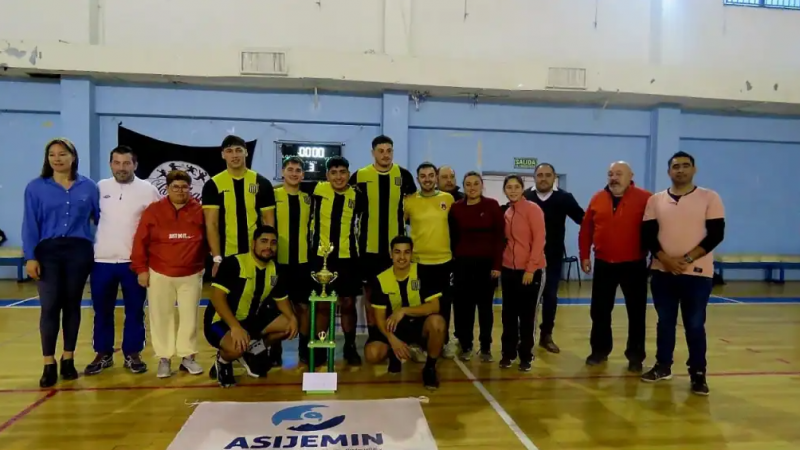 La cooperacin se inici con la organizacin y entrega de indumentaria deportiva para el torneo de handball