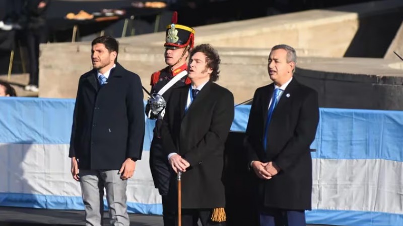 Javier Milei junto al gobernador Maximiliano Pullaro y al intendente de Rosario, Pablo Javkin.