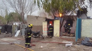 Tragedia en la Patagonia: tres niños murieron en un incendio y sus padres están en un estado crítico 