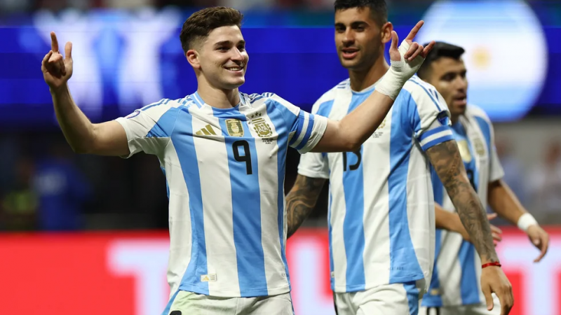 Julin lvarez celebra el primer gol de Argentina. FOTO NA: REUTERS/Agustin Marcarian