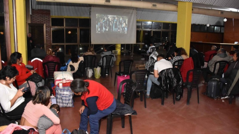 La pantalla que pusieron para que puedan ver a la seleccin argentina. Foto: Jornada. 