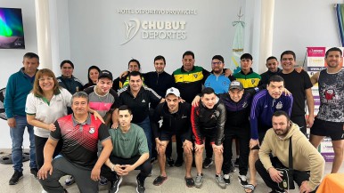 Río Gallegos: una delegación de fútbol senior está varada hace tres días en Trelew y fue visitada por el gobernador "Nacho" Torres 