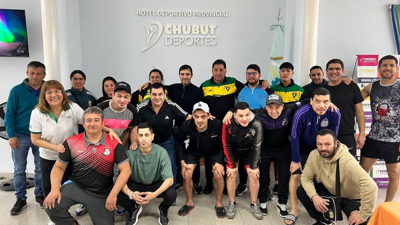 La seleccin senior de la AIFB junto al gobernador de Chubut, Nacho Torres. Foto: Jos Cisternas. 