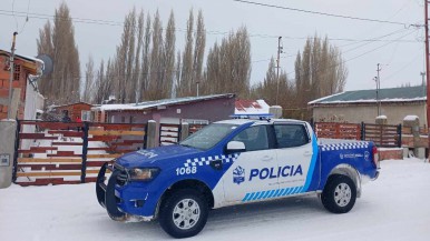 Santa Cruz: habían robado una cubierta para auto a un joven de 20 años, les allanaron la casa y terminaron detenidos 