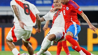 Chile y Perú empataron en su debut en la Copa 