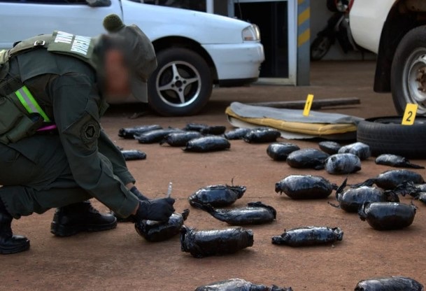 Descubrieron casi 20 kilos de marihuana oculta en auto