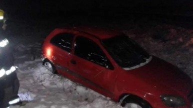 Rutas patagónicas: el misterio del auto abandonado que volcó en el temporal de nieve y estaba vacío