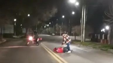 Vídeo: un policía le disparó a un motociclista tras una discusión de tránsito en una reconocida ciudad patagónica