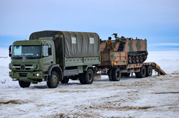 Ejrcito sigue asistiendo a pobladores rurales en medio de la nieve en Santa Cruz 