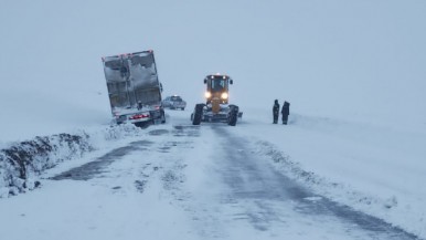  Santa Cruz: restringen el tránsito en la Ruta N°40 para todo tipo de vehículos por acumulación de nieve 