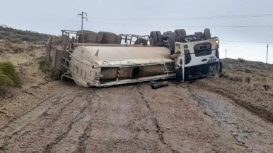 Santa Cruz: volcó un camión, quedó con las cubiertas hacia arriba y el conductor fue llevado al hospital 