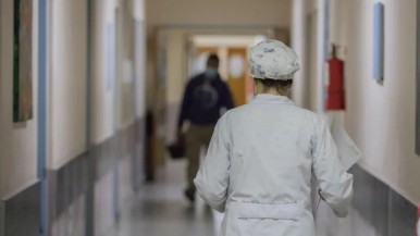 Certificados truchos en la Patagonia: echaron a una médica que emitió 65 mientras estaba de licencia por accidente de trabajo 