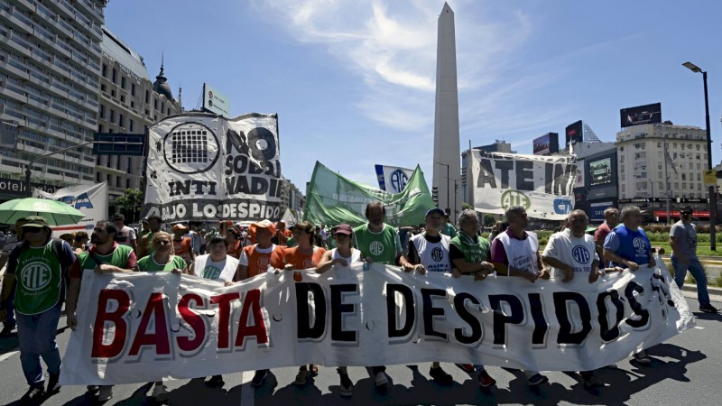 Gobierno nacional avanza con una nueva ola de despidos y preparan medidas de fuerza 