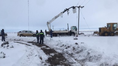 Santa Cruz: Servicios Públicos informó que reparó "los cables y postes caídos" por el frío extremo