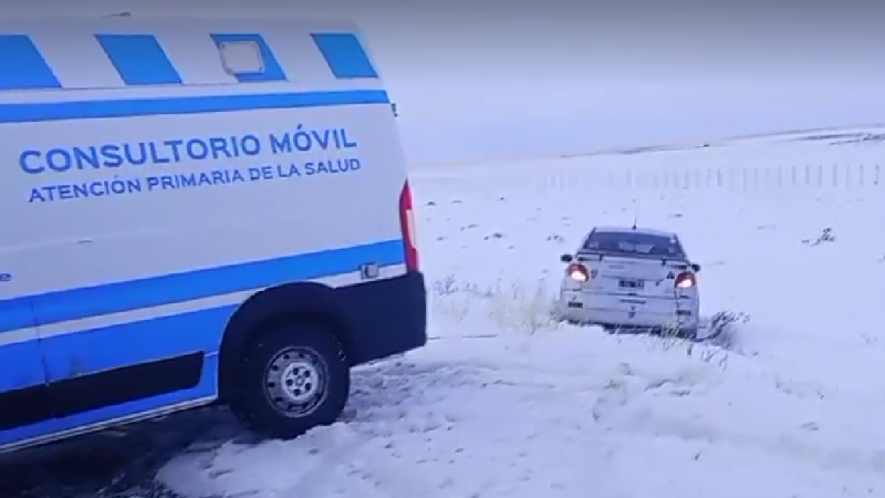 El momento del rescate en plena ruta