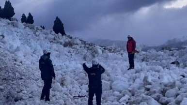 Rutas patagónicas: una avalancha de nieve obligó a cerrar un camino 