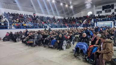 Esperanza en Caleta Olivia: cientos de personas fueron al encuentro de sanación de Leda Bergonzi, "la mujer de los milagros" 