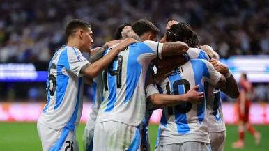 La formación de Argentina para enfrentar a Perú, con el debut oficial de Garnacho