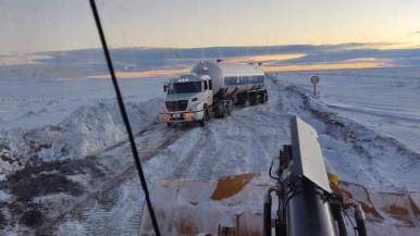 La circulación permanece cortada por la nieve 