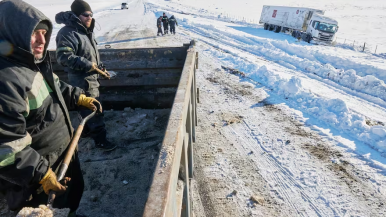 Camionero varado por más de 30 horas en la nieve fue rescatado por Vialidad