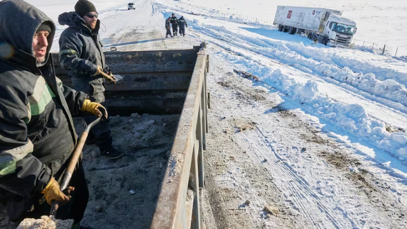 Camionero varado por ms de 30 horas en la nieve fue rescatado por Vialidad