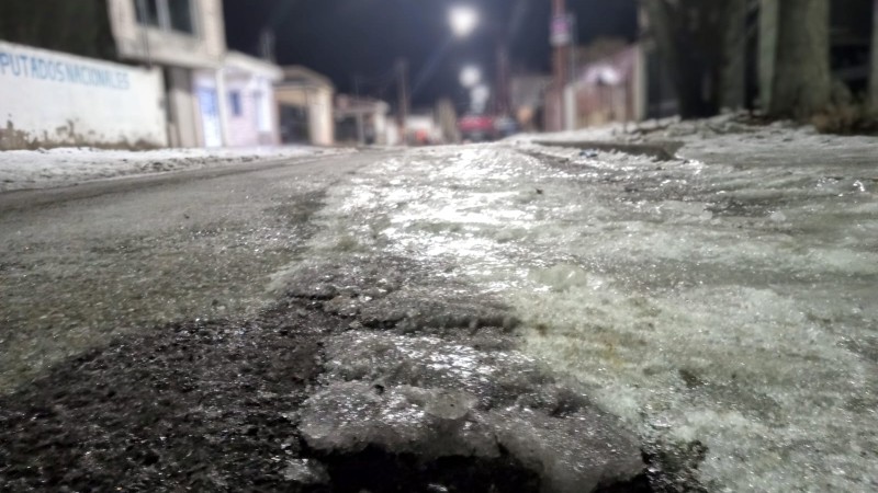 Calles de Ro Gallegos con capas de hielo por las bajas temperaturas-.